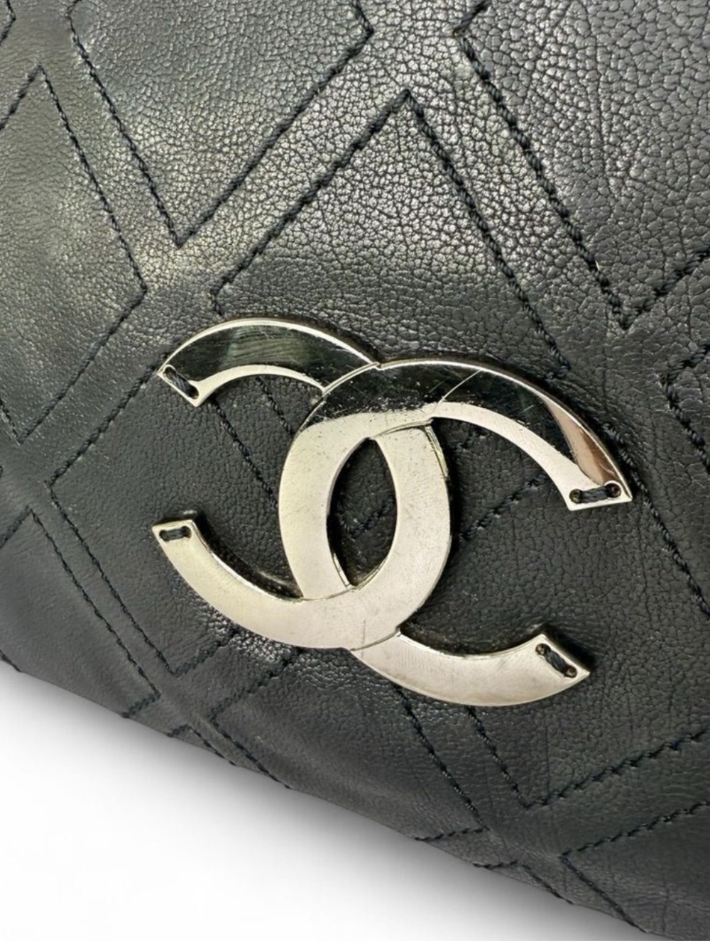 CHANEL Vintage 2007 Black Lambskin Leather CC Logo Medium Shoulder Bag - Picture 3 of 15